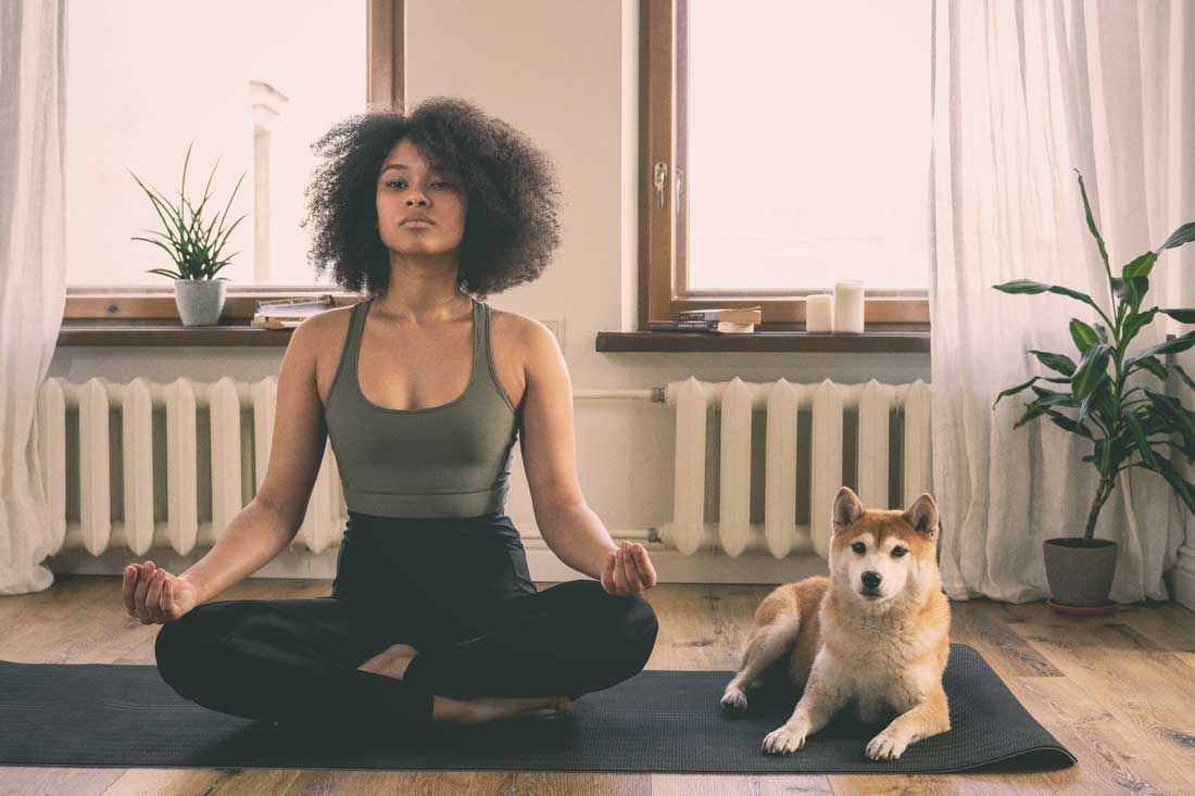 Deze yoga oefeningen helpen om je yoga-ontspanning ook na de les vast te houden