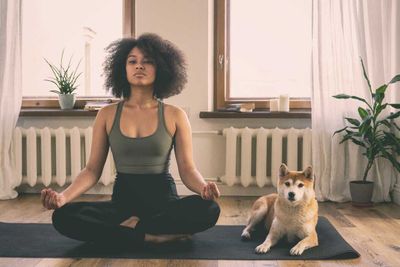 Deze yoga oefeningen helpen om je yoga-ontspanning ook na de les vast te houden