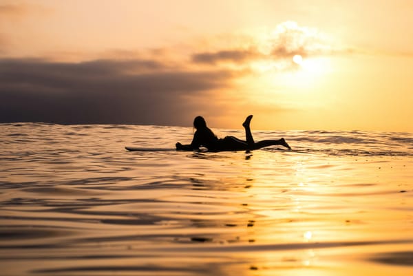 Surfen als mentale reset: waarom wind en water je hoofd leegmaken